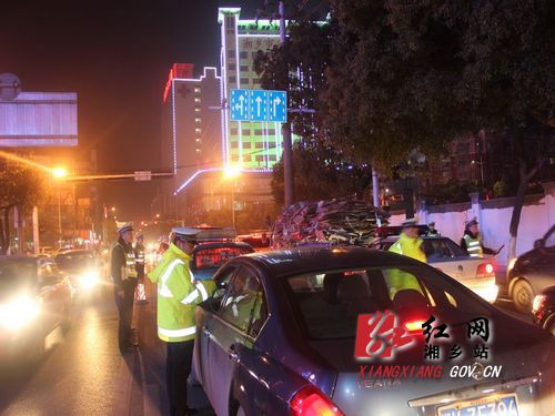 昨晚,湘乡交警严查酒驾守护春节团圆路