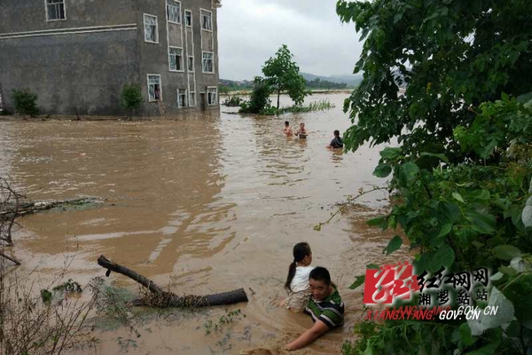 【快讯】5人被洪水围困 壶天干部成功涉水救援